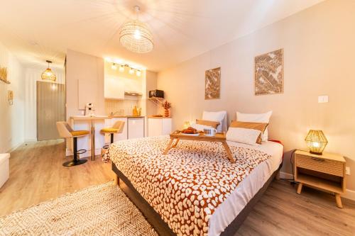 Postel nebo postele na pokoji v ubytování Le Zélia - Studio au coeur de Saint-Denis