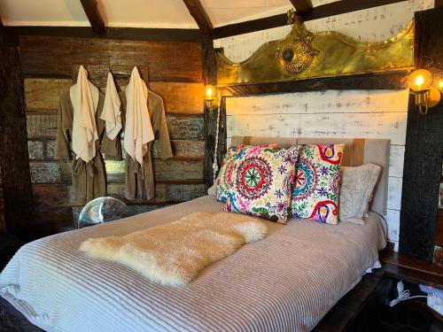 Кровать или кровати в номере OctoCabana na montanha - rustica e luxuosa I