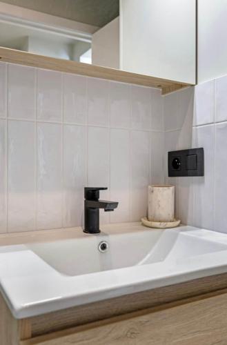a large white sink in a bathroom with aaucet at Allies Avenue in Leuven