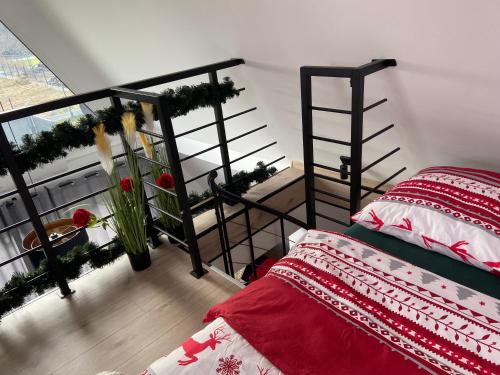 OżennaMarkowa Przystań的一间卧室设有一张床和一个鲜花阳台