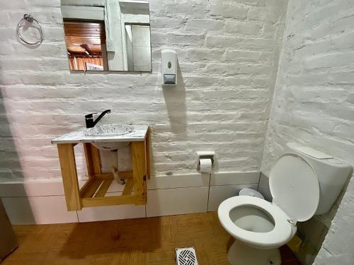 un baño con inodoro y lavabo en Complejo el trébol, en Potrerillos