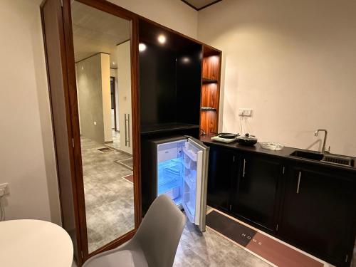 una cocina con un pequeño refrigerador en una habitación en Wayside Mirissa, en Mirissa