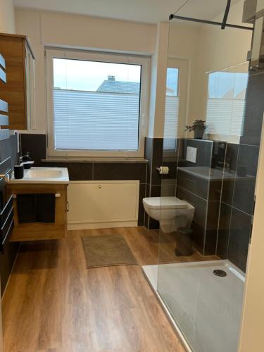 Studio Lippstadt 97 في ليبشتادت: حمام مع مرحاض ومغسلة ودش