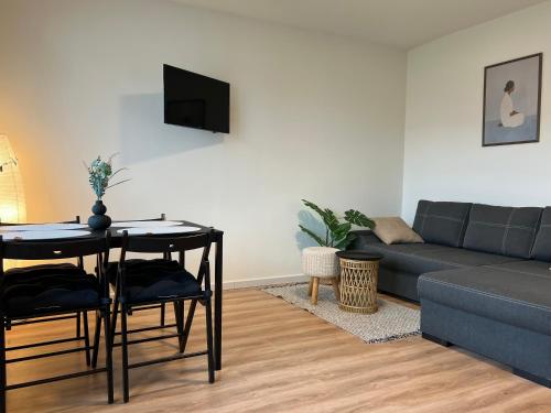 un soggiorno con un divano e un tavolo di Studio Lippstadt 97 a Lippstadt
