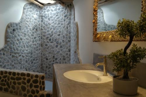 łazienka z umywalką i zasłoną prysznicową w obiekcie Bali Lodge Máncora - Playa, Piscina & Desayuno w mieście Máncora