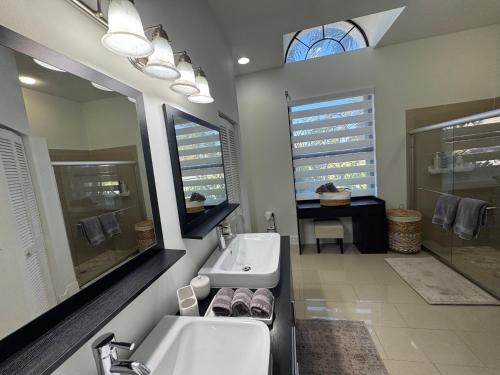 Ванная комната в Three-Bedroom House - Best area-Heated Pool-Spa and Sauna Close to Beaches