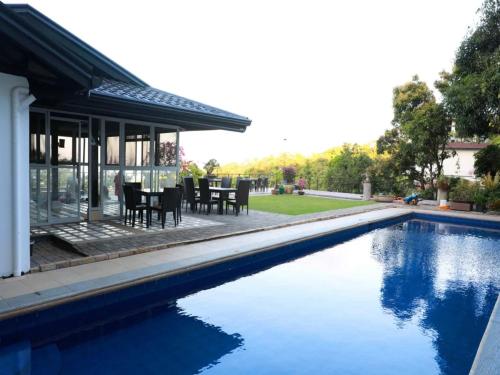 ein Haus mit Pool neben einem Haus in der Unterkunft Sunrise Beach Front in Boracay