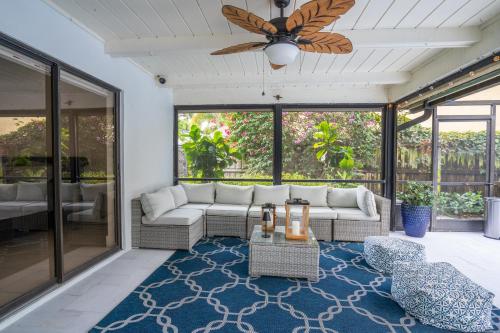 Гостиная зона в Three-Bedroom House - Best area-Heated Pool-Spa and Sauna Close to Beaches