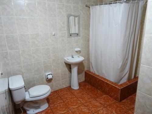 Ett badrum på Hospedaje La Videna