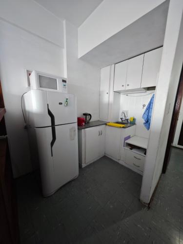 Kuchyň nebo kuchyňský kout v ubytování Monoambiente en Necochea frente a la playa hasta 4 personas