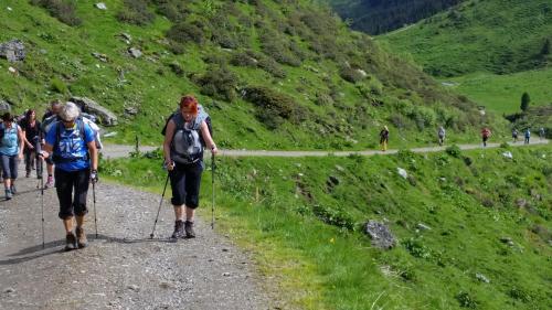 two people walking down a path on a mountain at Appartementhaus Kaltenbach-Stumm by PiaundDirk in Stumm