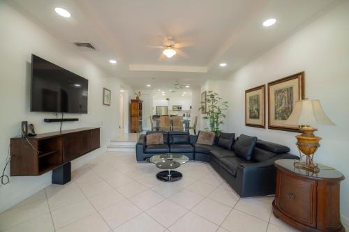 Et tv og/eller underholdning på Colina 5D - 3 bdr 2 bath Family