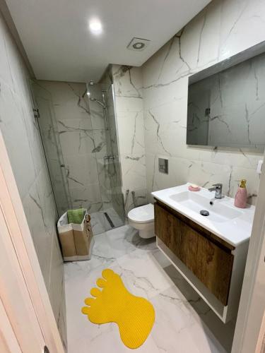 Un baño con lavabo e inodoro en Appartement à louer, en Sousse