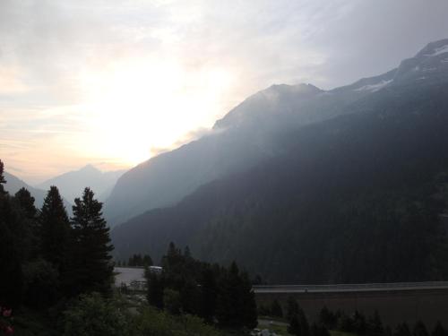 a view of a mountain range with the sun setting at Appartementhaus Kaltenbach-Stumm by PiaundDirk in Stumm