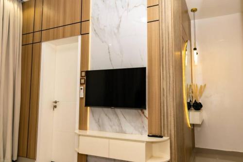 uma sala de estar com uma televisão na parede em Wrightfield em Lagos