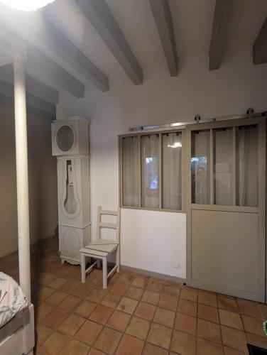 a living room with a chair and a speaker at Suite indépendante avec salle de bain à la campagne in Mordelles