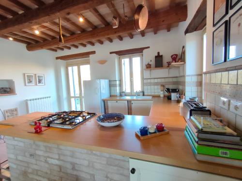 Η κουζίνα ή μικρή κουζίνα στο Casale Oleandri with Pool