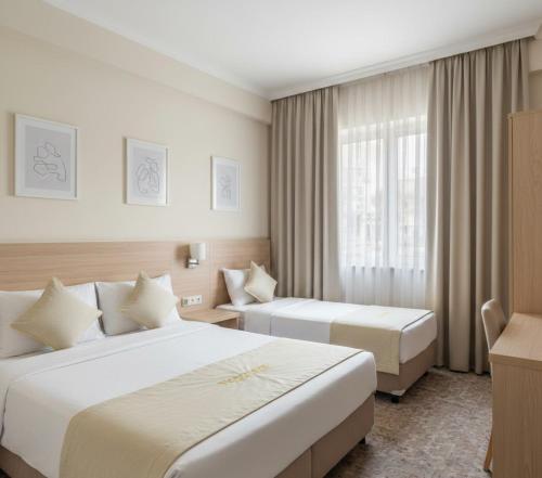 Кровать или кровати в номере Amire Suits