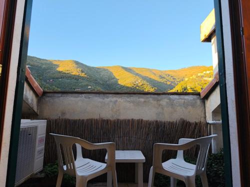 2 stoelen en een tafel op een balkon met uitzicht bij Casa Vacanze Terramare in Bogliasco