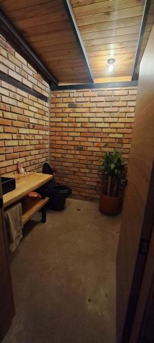 una camera con tavolo e muro di mattoni di Tampu Wasi a Vilcabamba