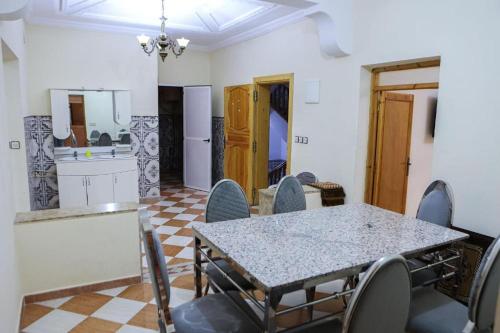 Una cocina o zona de cocina en najmatriff