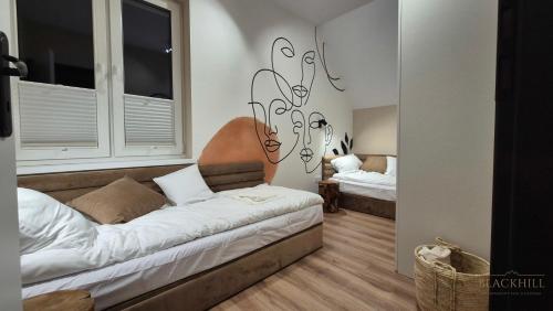 Ένα ή περισσότερα κρεβάτια σε δωμάτιο στο Black Hill Pod Zieleńcem Apartament BOHO Nr6