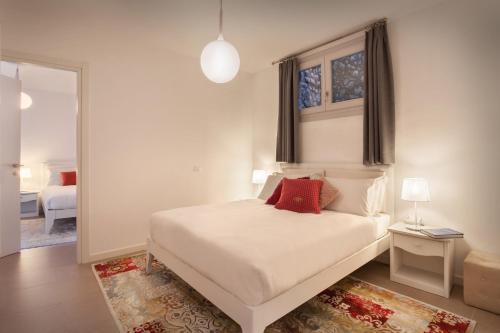 een slaapkamer met een wit bed en een raam bij Villa Casaliva with Private Pool in Albisano