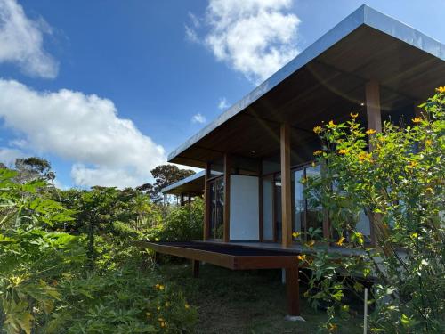 una piccola casa in mezzo ad alcuni alberi di Fazenda 101 a Ilhéus