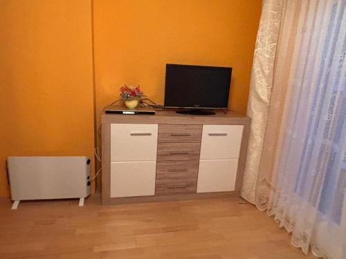 a room with a tv on a dresser with a television at Ferienhaus Riegler in Trattenbach