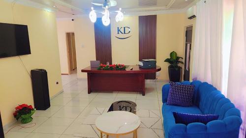 Mogwasekiddy的客厅配有蓝色的沙发和书桌