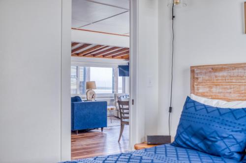 NetartsにあるThe Bears Denのベッドルーム(青いベッド1台付)、ダイニングルーム