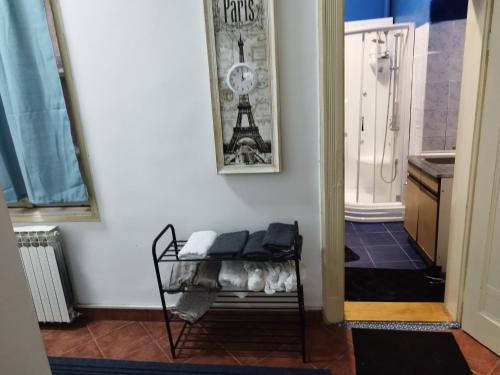 een kamer met een bank met een foto aan de muur bij Hostel Latin Bridge in Sarajevo