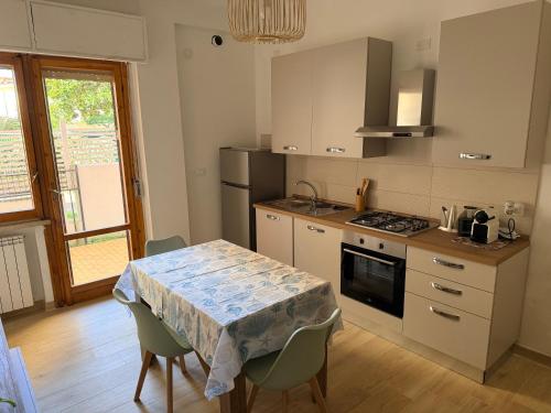 滨海弗兰卡维拉La DA MA Shila Winter Escape的厨房配有桌椅和炉灶。