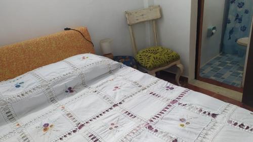萨兰托Un Café en el camino Guest House的一张床上的被子