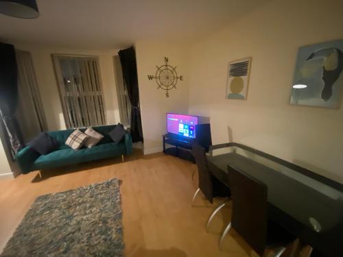 ein Wohnzimmer mit Sofa und Fernseher in der Unterkunft vancouver place 10 min from city center and close to all shops in Belfast