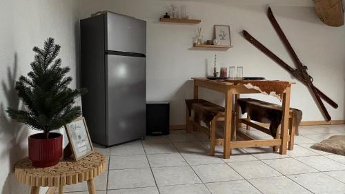 A kitchen or kitchenette at Appartement style chalet proche Cité Carcassonne & lac de la Cavayère