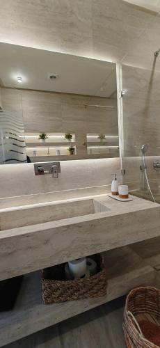 Ένα μπάνιο στο marina1