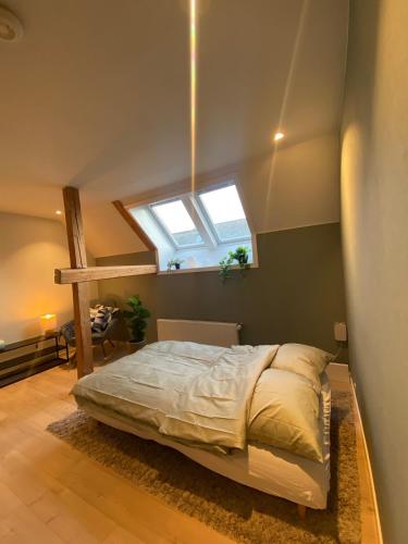 Ένα ή περισσότερα κρεβάτια σε δωμάτιο στο Art Nouveau in the middle of downtown Ålesund