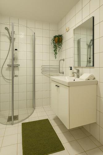 Dali 3 Ultra Central Stavanger City في ستافانغر: حمام أبيض مع حوض ودش