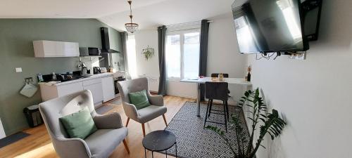 Η κουζίνα ή μικρή κουζίνα στο La porte Bleue - appartement juste rénové - très propre - grand confort - lumineux - calme - centre historique