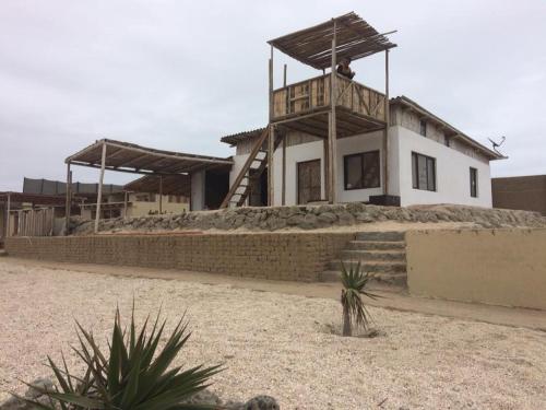 una casa viene costruita nel deserto di Puemape Surf Camp a Puémape