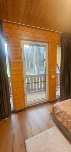 Zimmer mit einem großen Fenster in einer Hütte in der Unterkunft Dream Chalet in Moisei