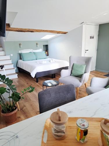 Χώρος καθιστικού στο La porte Bleue - appartement juste rénové - très propre - grand confort - lumineux - calme - centre historique