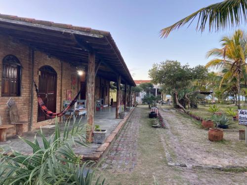 阿尔科巴萨Refúgio mar aberto BA的前面有一条路的砖砌建筑