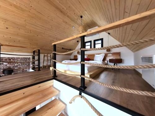 ein Schlafzimmer in einem Haus mit zwei Etagenbetten in der Unterkunft Kolibe Doftana in Trăisteni