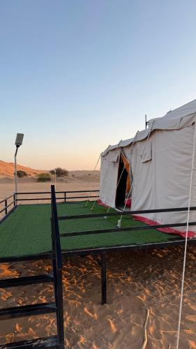 a tent in the middle of the desert at Hawyan Camp in Badīyah