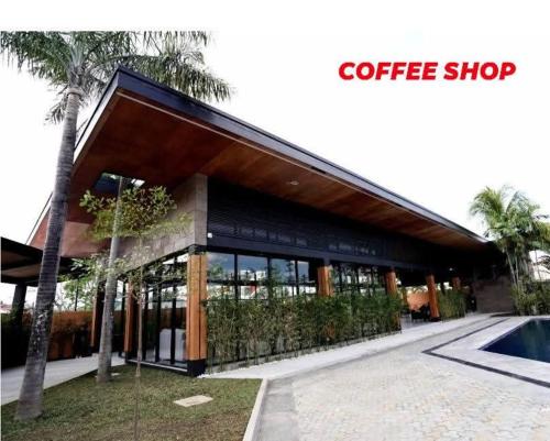 un edificio con una caffetteria e una palma di Mizteesaah's Stay a Mabalacat