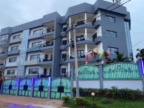 Το κτήριο όπου στεγάζεται  το ξενοδοχείο διαμερισμάτων