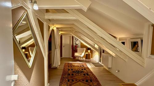 un corridoio con una scala con un tappeto e una sedia di Kungs Ferienwohnung 2 a Cottbus