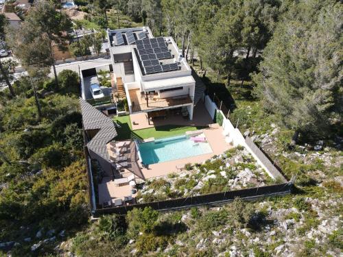 een luchtfoto van een huis met een zwembad bij Villa Vicente in Canyelles